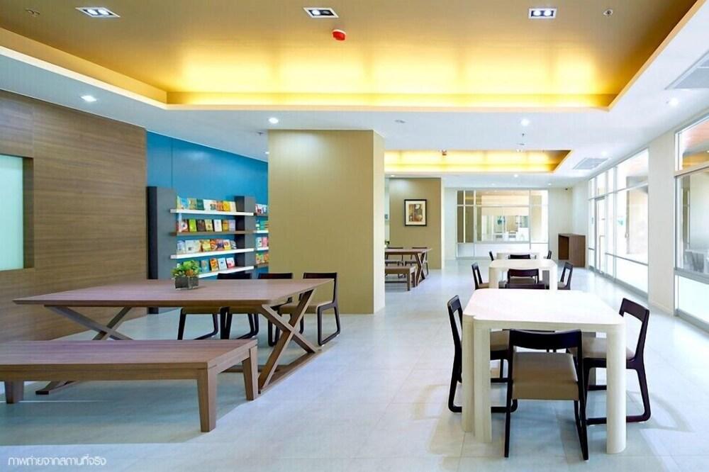 Airport Link Hua Mak Condo Бангкок Екстер'єр фото